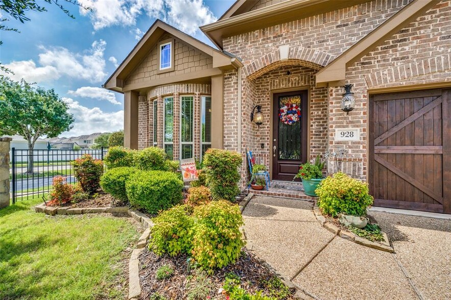 Front Elevation - 928 Lighthouse Ln