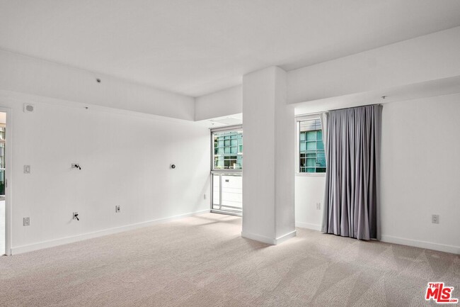 Building Photo - 13700 Marina Pointe Dr