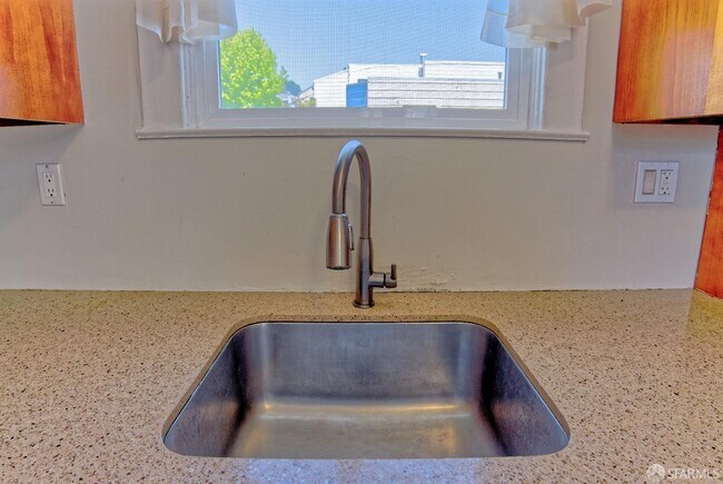 Building Photo - 1218 York St