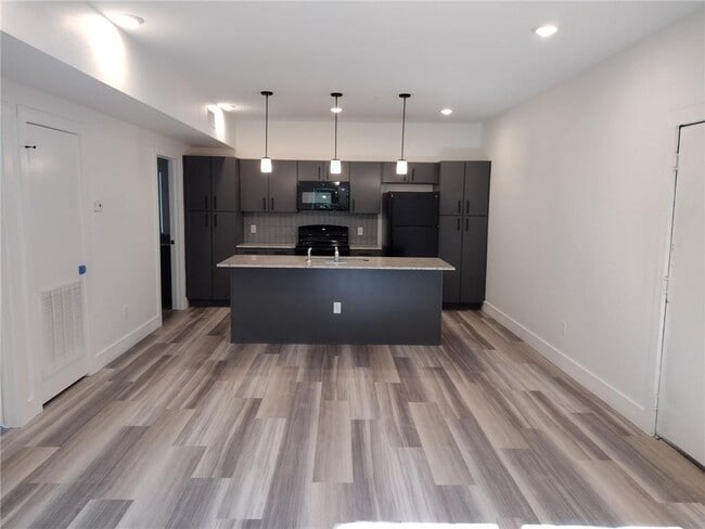 Building Photo - 944 N Willis Ave