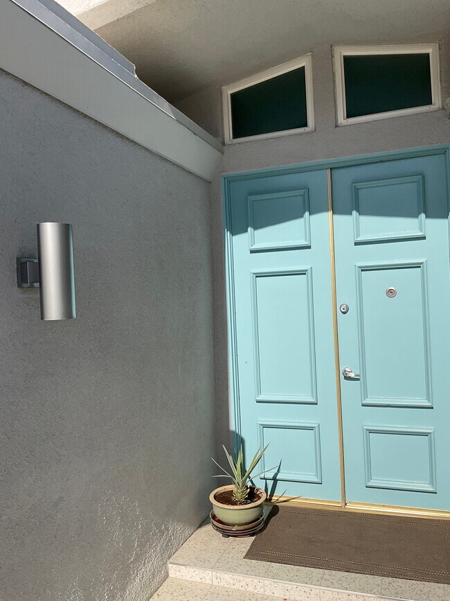 Building Photo - 2522 S Sierra Madre