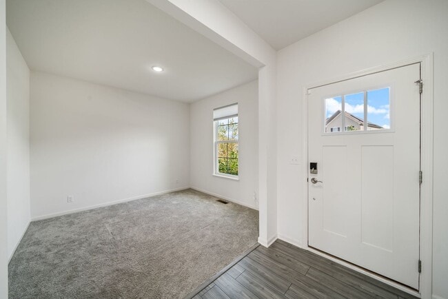 Building Photo - 356 S Pointe Ave