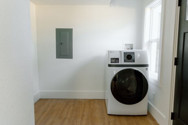 Building Photo - 114 Baker St