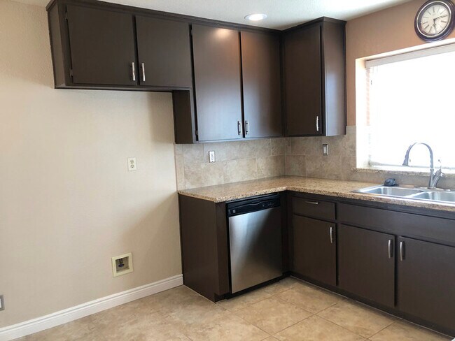Building Photo - Cozy & Well-Maintained Home in a Peaceful ...