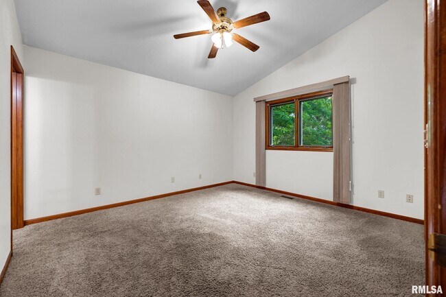 Building Photo - 2321 W Pintura Ct