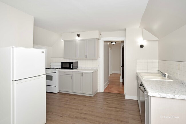 Building Photo - 93 Elmhurst St