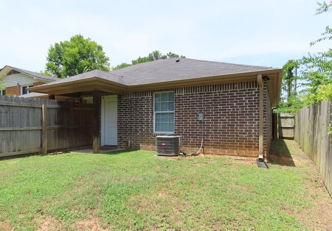 Building Photo - Beautiful 2 Bedroom, 2 Bath Duplex Near Ty...