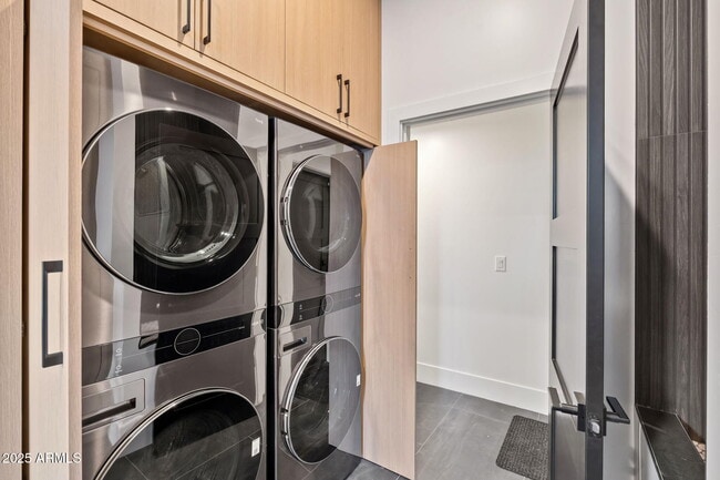 Building Photo - 3135 E Palo Verde Dr