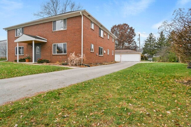 Building Photo - 426 Rushmore Ln