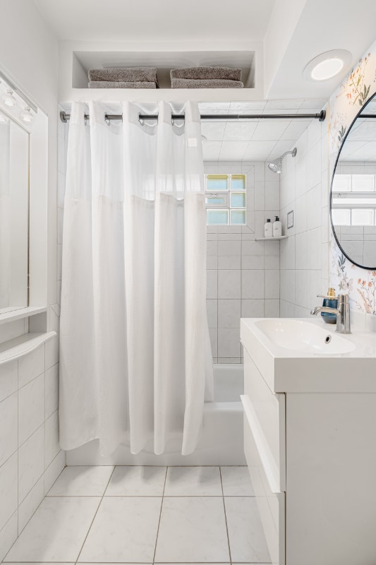 Building Photo - 2425 Cavell Ave S