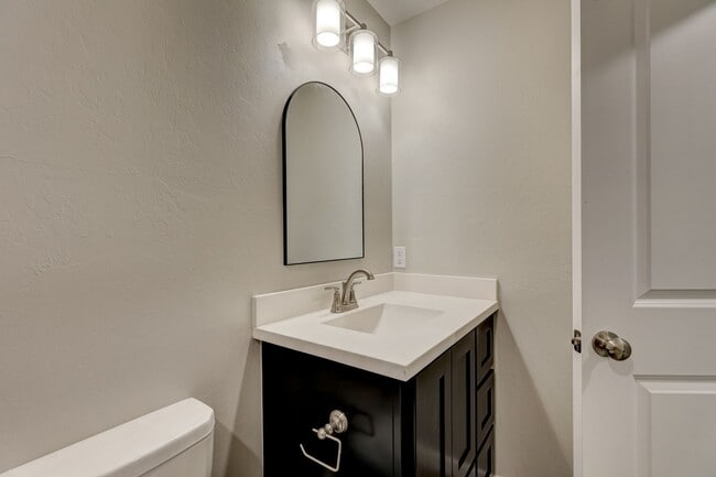 Building Photo - 721 League Cir