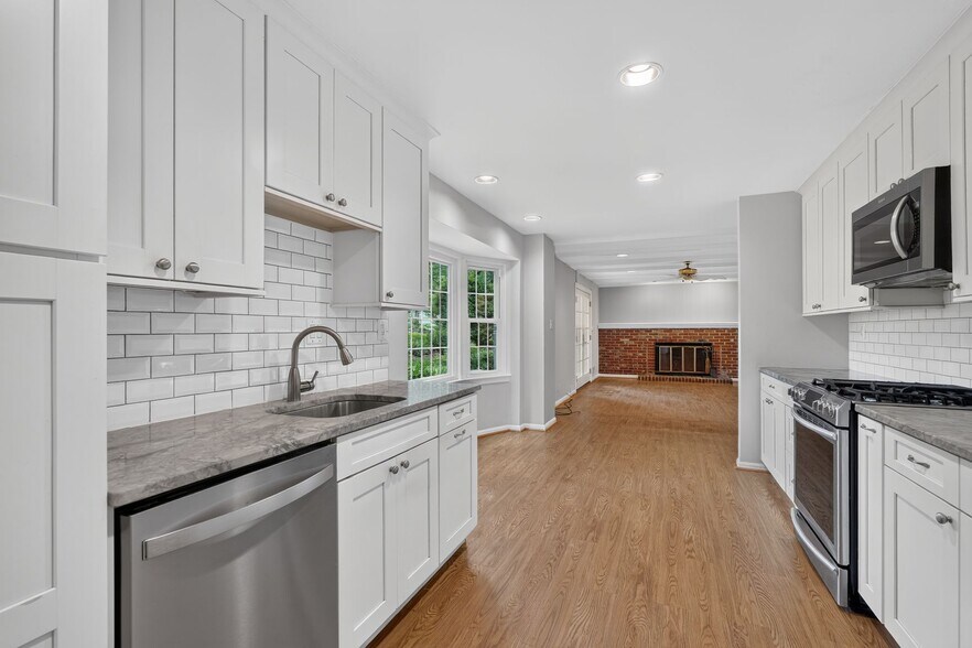Updated kitchen - 6905 Stonewood Ct