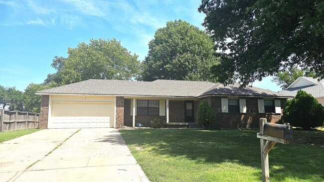 Primary Photo - Massive 4 bed 2 bath home for rent