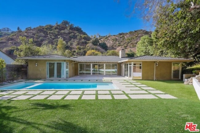 Building Photo - 1700 San Ysidro Dr