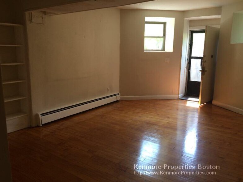 Primary Photo - 1728 Beacon St