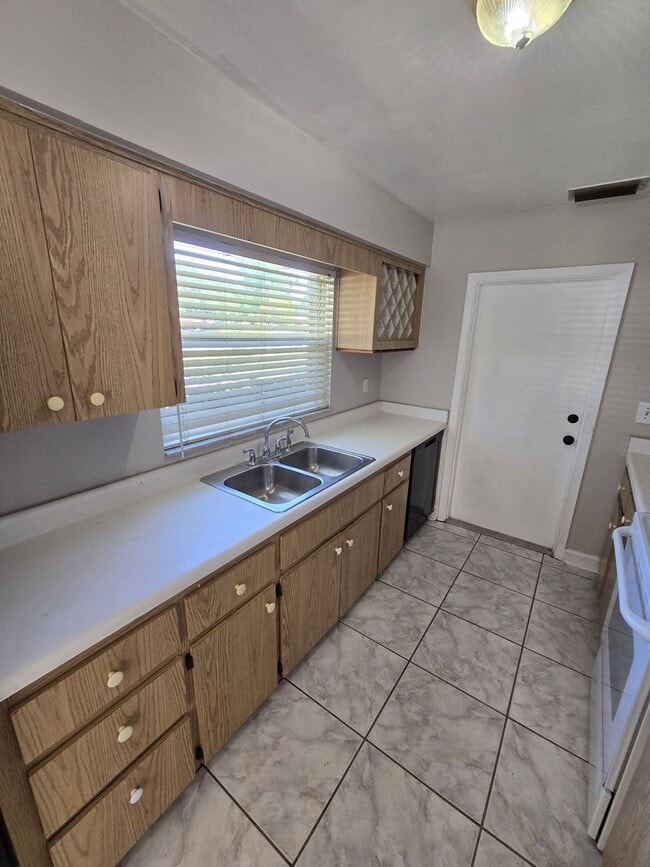 Building Photo - 2217 Villano Ave