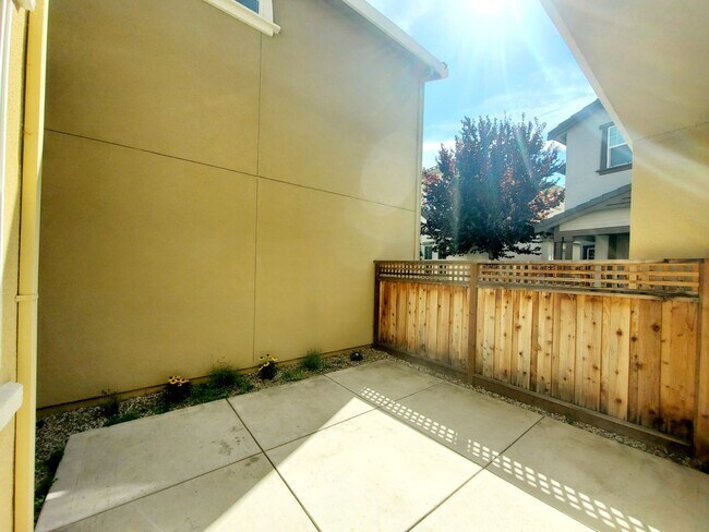 Building Photo - 618 Montage Cir