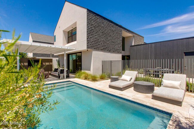Building Photo - 1325 E Pomelo Grove Ln