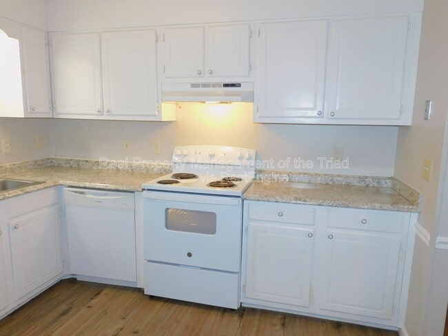 Building Photo - 4921 Chaucer Dr