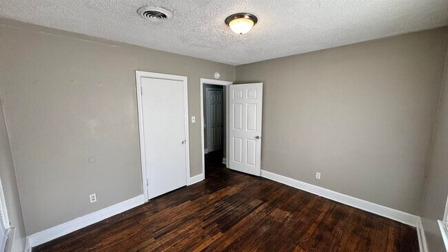 Building Photo - 1330 Victor Dr