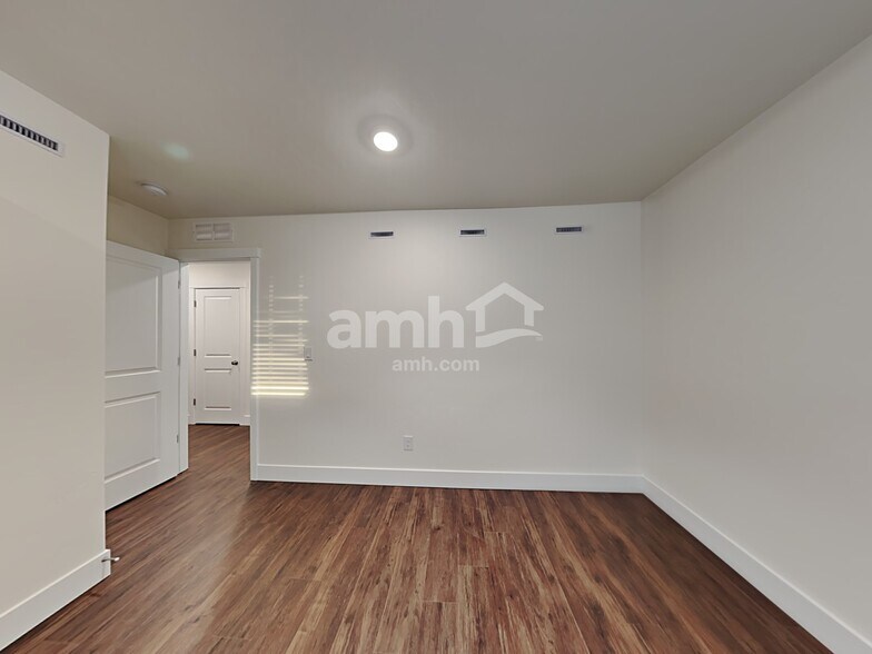 Building Photo - 1097 Moorside Ave