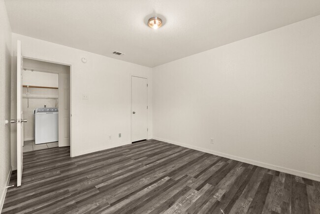 Building Photo - 1405 Chips Dr