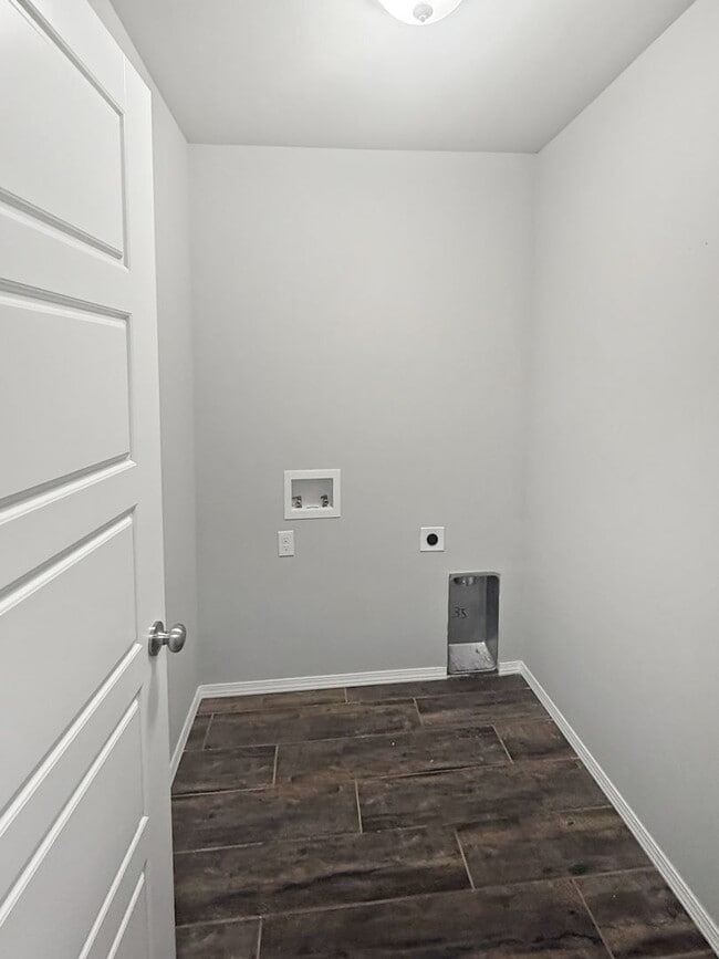 Building Photo - Modern 3-Bedroom Home in Gated Seven Oaks South