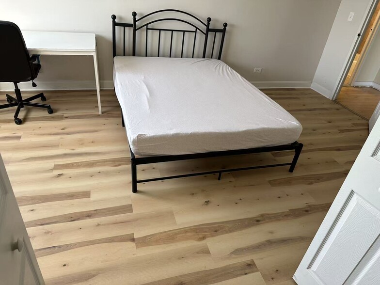 Bedroom with bed and mattress - 1501 Clairmont Rd