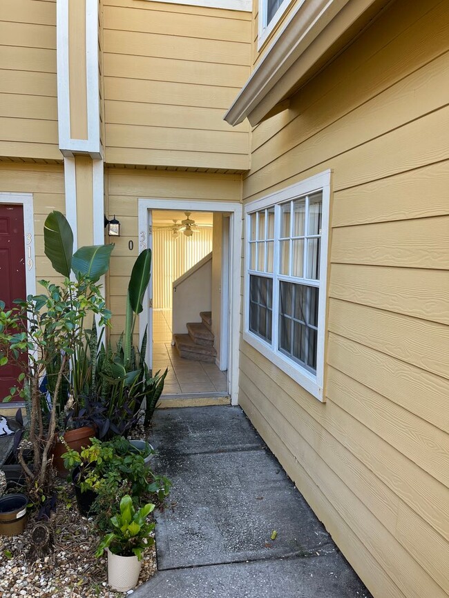 Building Photo - Beautiful 3bed/2bath townhouse close to Di...