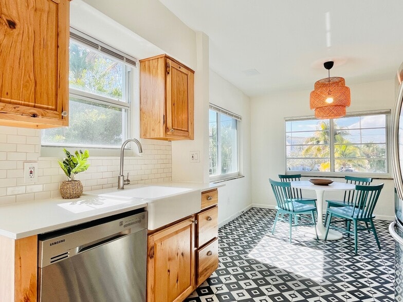 Building Photo - 7207 Bay Dr