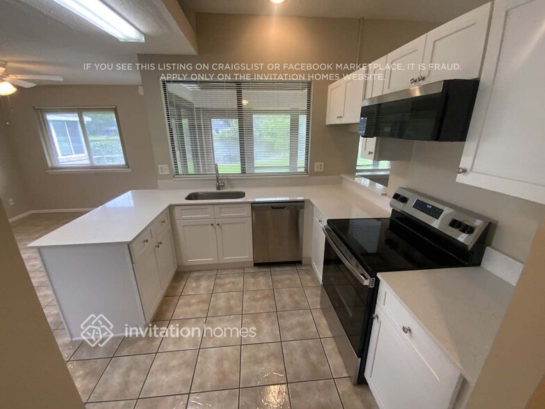 Building Photo - 2171 Aztec Dr W