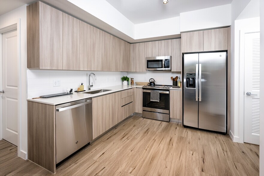 Building Photo - 630 W 71st Pl