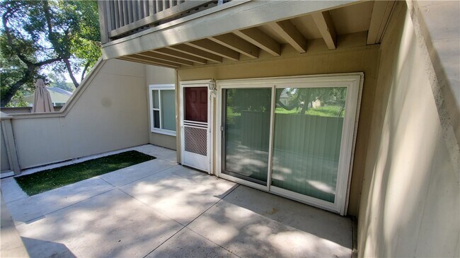 Building Photo - 1460 W Badillo St