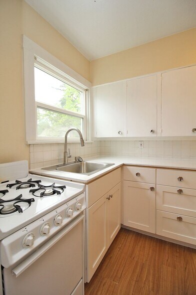 Primary Photo - 7630 SE Woodstock Blvd
