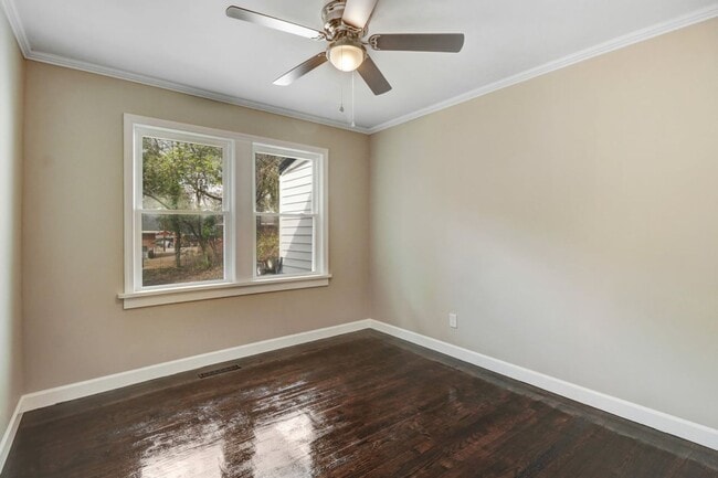 Building Photo - *RENOVATED & MOVE-IN READY* 3 BR, 2 BA in ...