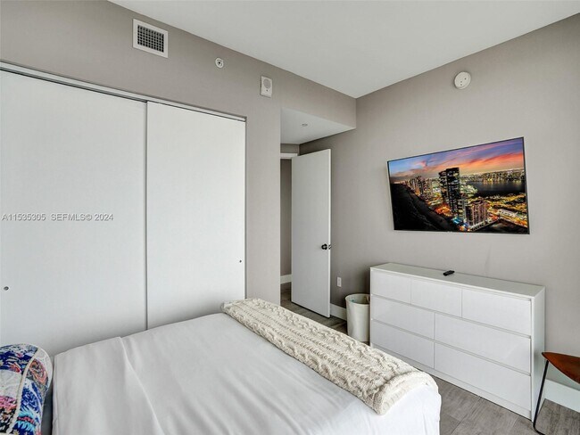 Building Photo - 121 NE 34th St