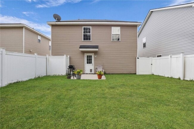 Building Photo - Modern 4 Bedroom South Savannah Home with Fenced Backyard