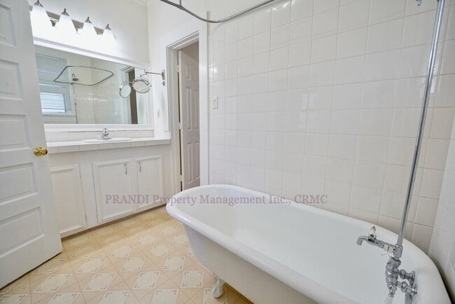 Building Photo - 106 Redwood Ave