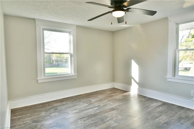 Building Photo - 781 Oak Knoll Ave SE