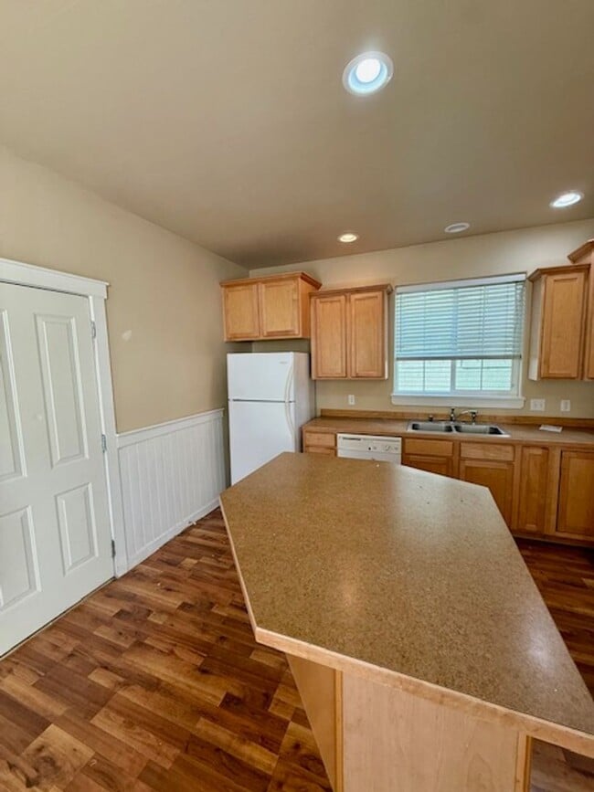 Building Photo - 3 Bedroom 3 Bathroom House Located Near a ...