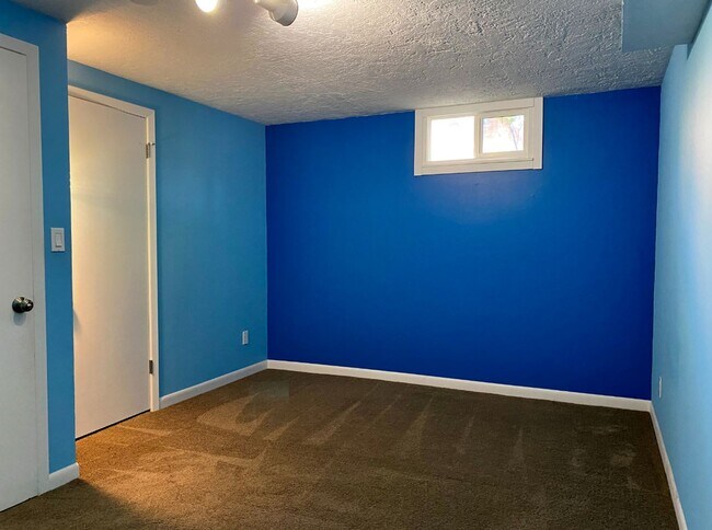 Building Photo - Home With Amazing River Views!