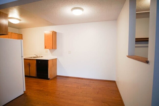 Building Photo - Mid-Century 2-Bedroom in Sullivan's Gulch-...