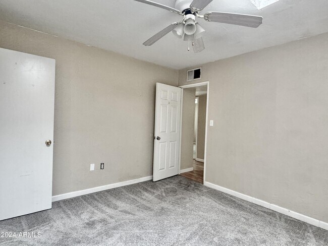 Building Photo - 731 W 12th Pl