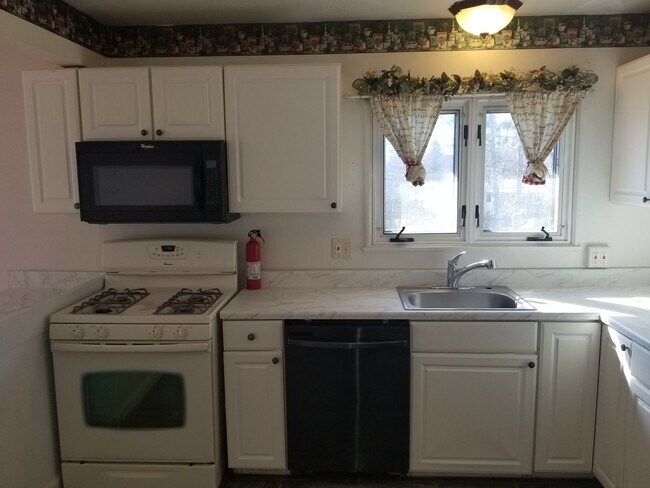 Building Photo - 577 Pinnacle Rd