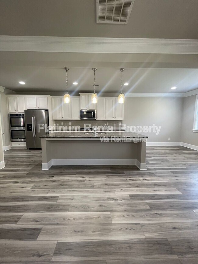 Building Photo - 5180 Mirror Lake Dr
