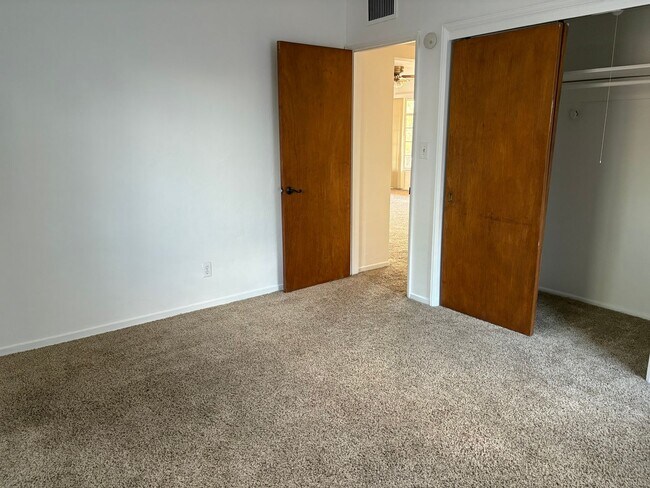 Building Photo - 2 bedroom, 1 bathroom house near Universit...