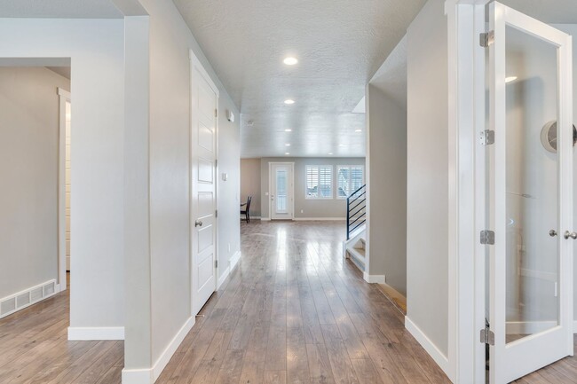 Building Photo - Stunning 5 Bedroom Herriman Home with Mode...