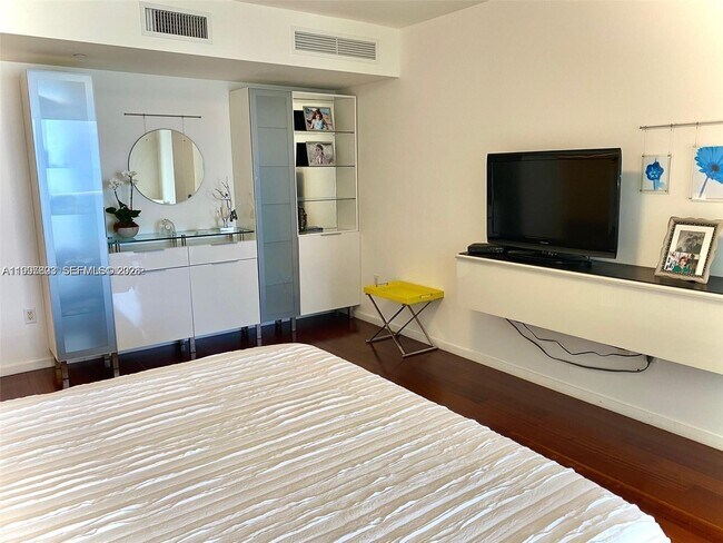 Building Photo - 17201 Collins Ave