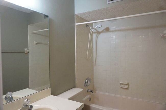 Building Photo - 2 Bedroom Townhome near NAS