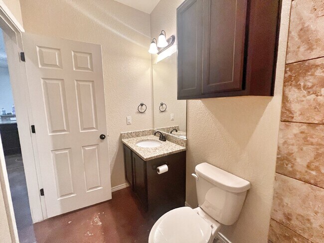Building Photo - Spacious 3BR/2BA Duplex with Private Yard ...